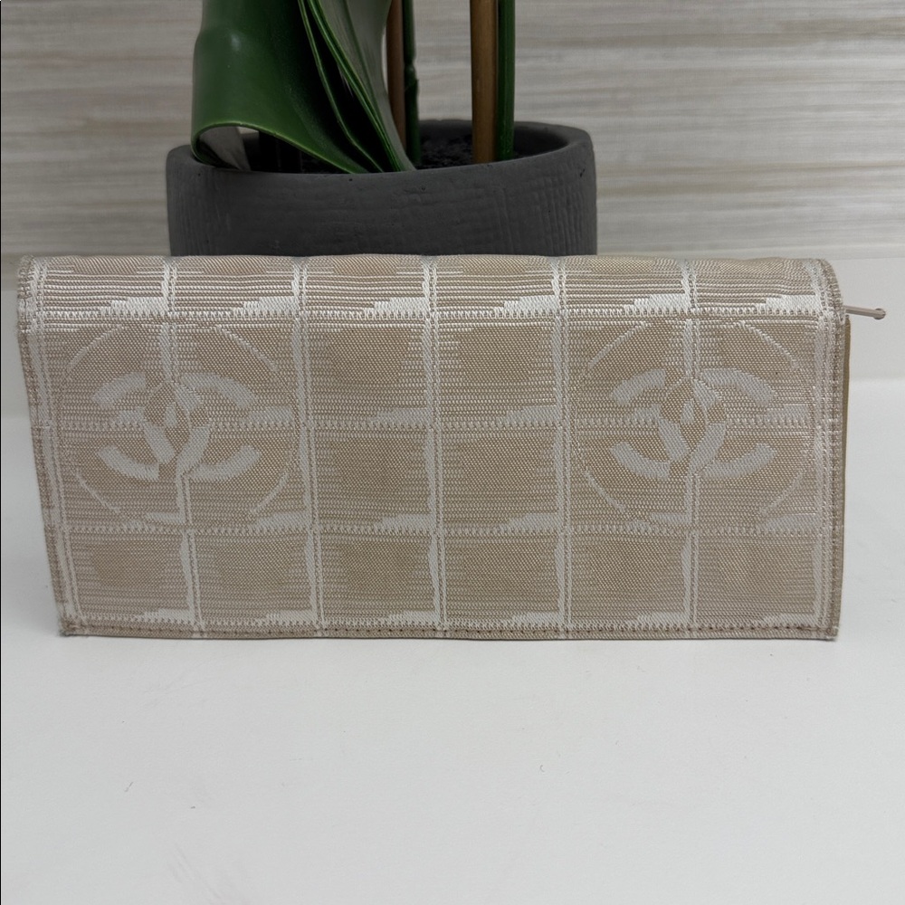 CHANEL Beige and Cream Quilted Logo Key & Card Holder - Picture 2 of 16